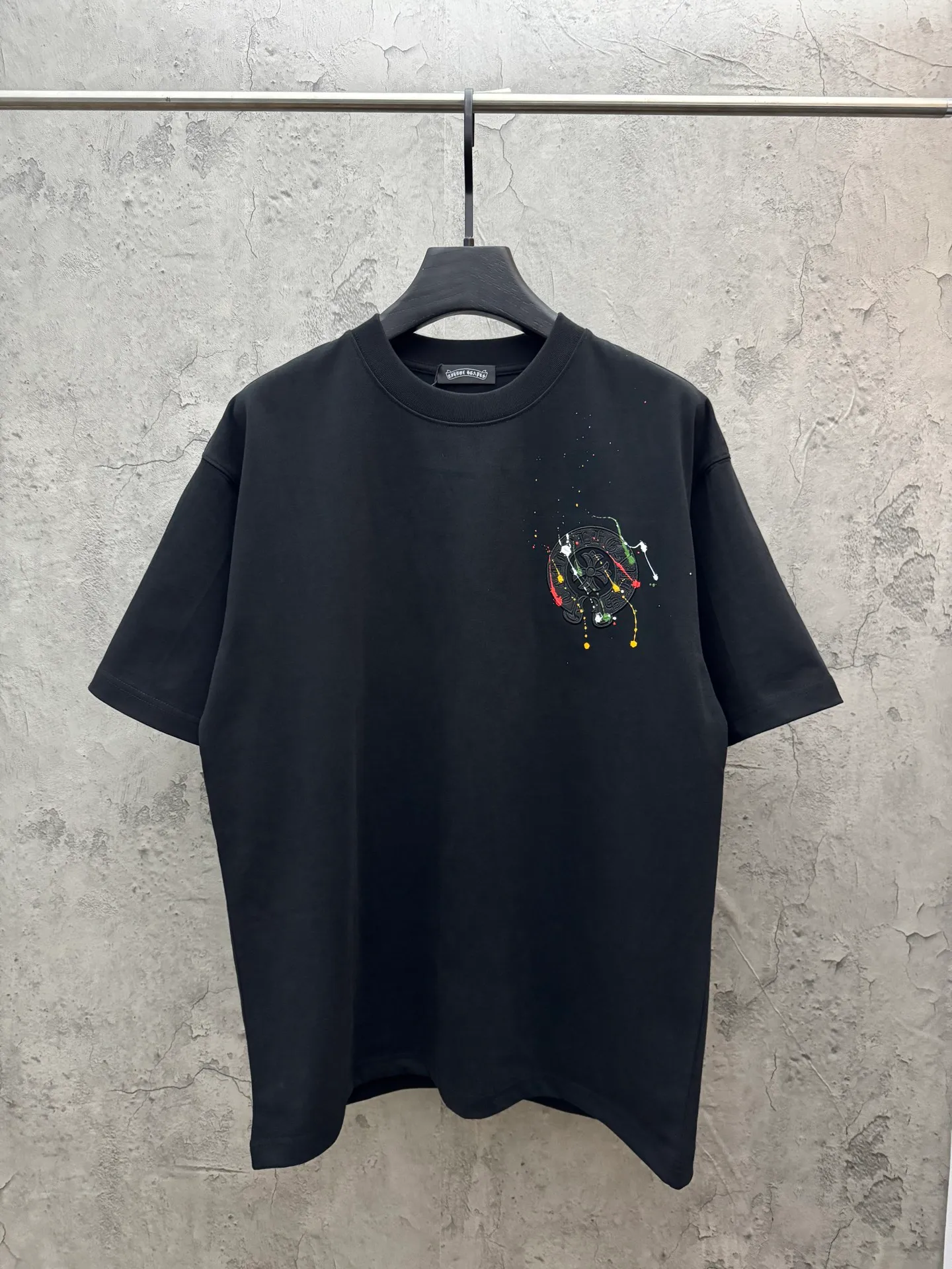 P190 top version, real shot without P, ​​different from market currency) 𝗖𝗵𝗿𝗼𝗺𝗲 𝗛𝗲𝗮𝗿𝘁𝘀/Croxin 2026 spring new original single counter American leather embroidery plus painted inkjet couple short sleeves 👑The highest version! Customized fabric 300 grams, best-selling model at the counter, very comfortable to wear. Accessories: original molded and authenticated collar label ➕ 100% silk wash water label. Genuine purchase-grade original hangtag➕matching hanging rope➕3D hanging beads➕original packaging bag. Craftsmanship: The original version has consistent wiring! The highest version of the armhole matching technique! Color: White Black Size: S M L XL Style No.: 26-2030